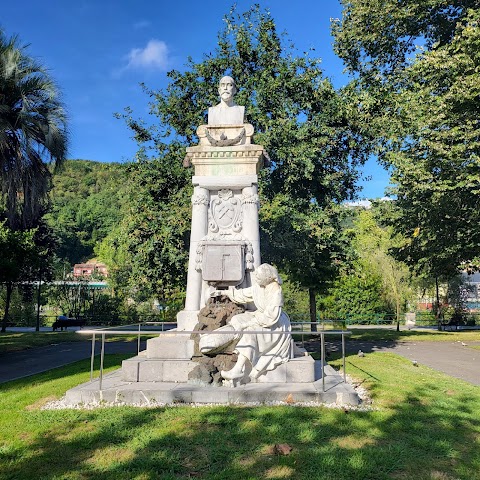 Monumento a Luis Adaro. La Carbonera. Parque Dorado, parque en Langreo