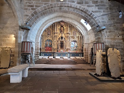 Iglesia de Santa María la Nueva - Museo de laudas gremiales, museo en Noia