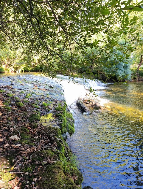 Paseo fluvial del río Tins, parque en Outes