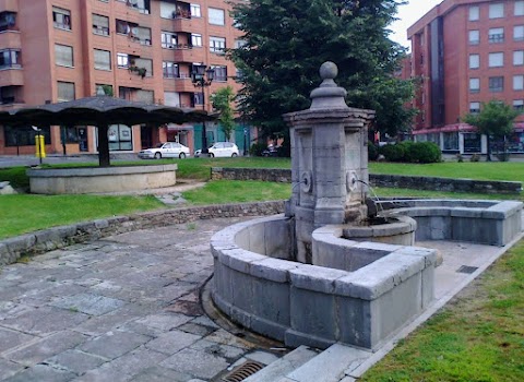 Fuente de los Cuatro Caños, monumento en Oviedo