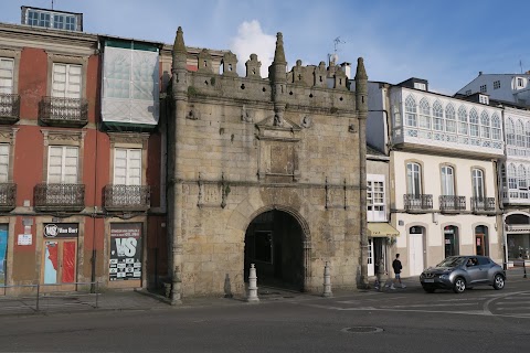 Porta de Carlos V, monumento en Viveiro